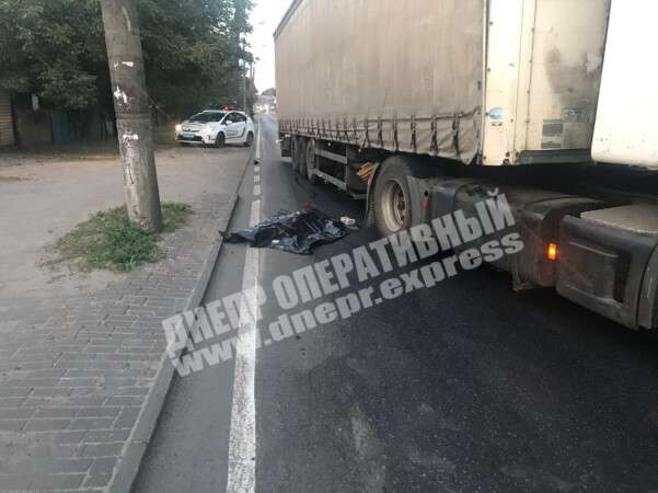 Потерпевший у колес фуры Scania/ фото: Днепр Оперативный