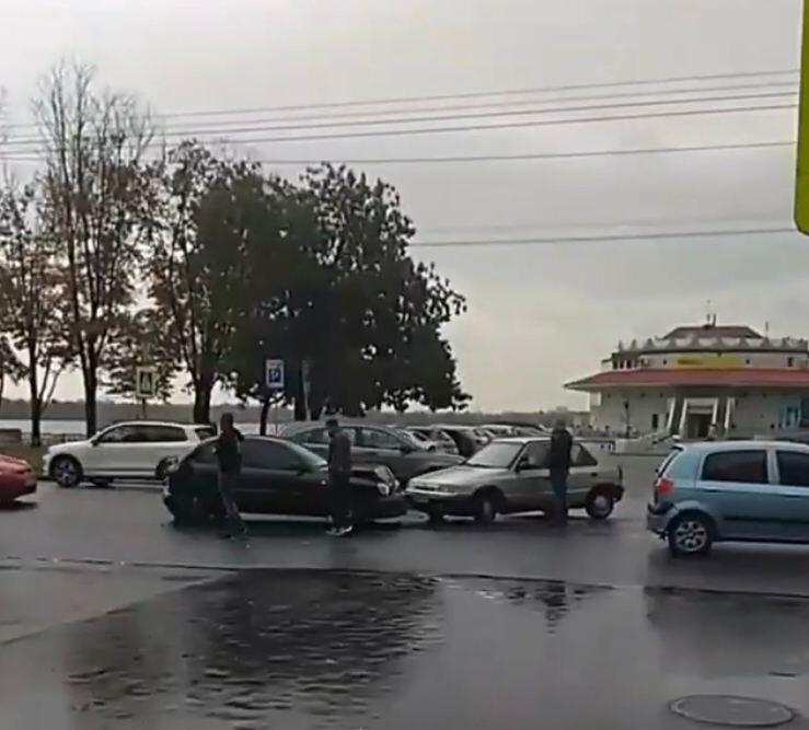 ДТП на Набережной/ фото: ДТП пробки Днепр