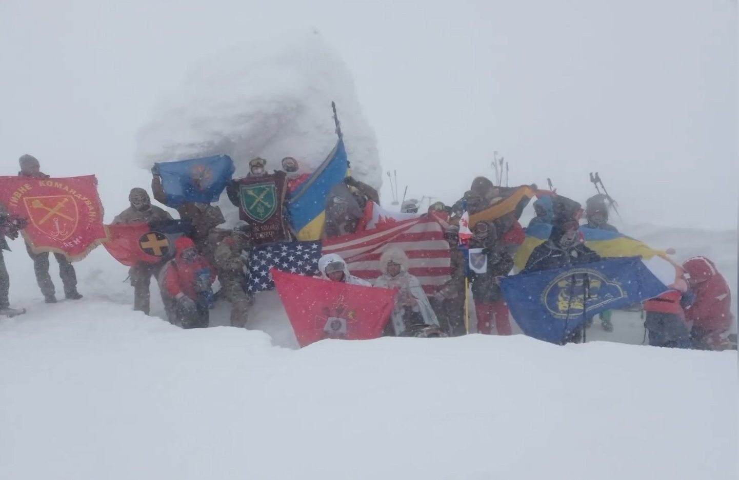 Снимок с военными на вершине Говерлы/ фото: пресс-служба воздушного командования "Восход"