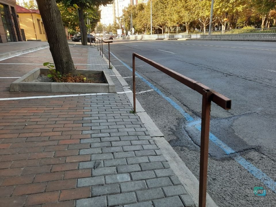 Странная парковка с ограждением на улице Фабра/ фото: Відкритий