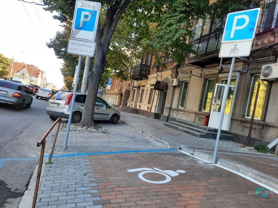 Странная парковка с ограждением на улице Фабра/ фото: Відкритий