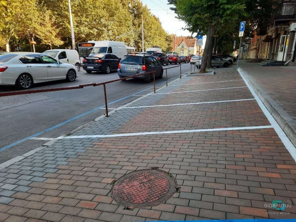 Странная парковка с ограждением на улице Фабра/ фото: Відкритий