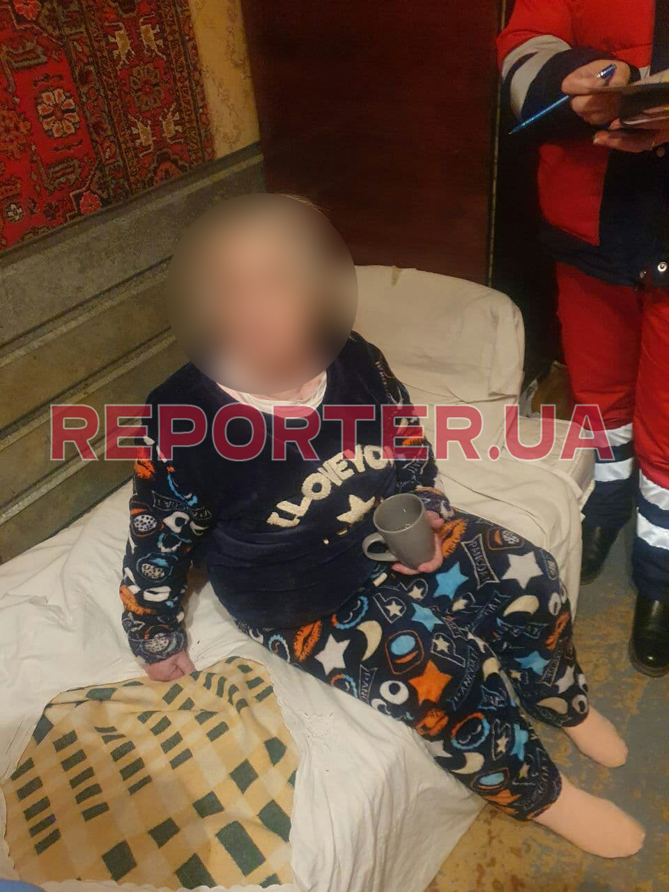 Бабушка, которая выпала с балкона на 5-ом этаже.