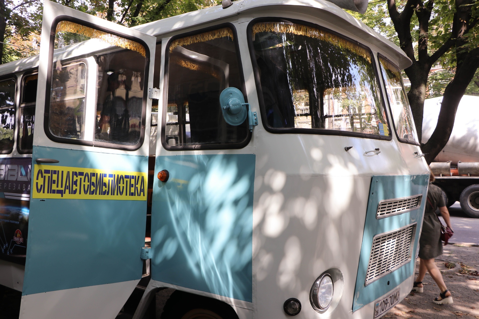 Выставка в ретроавтобусе-библиотеке "Кубань"/ фото: горсовет Днепра