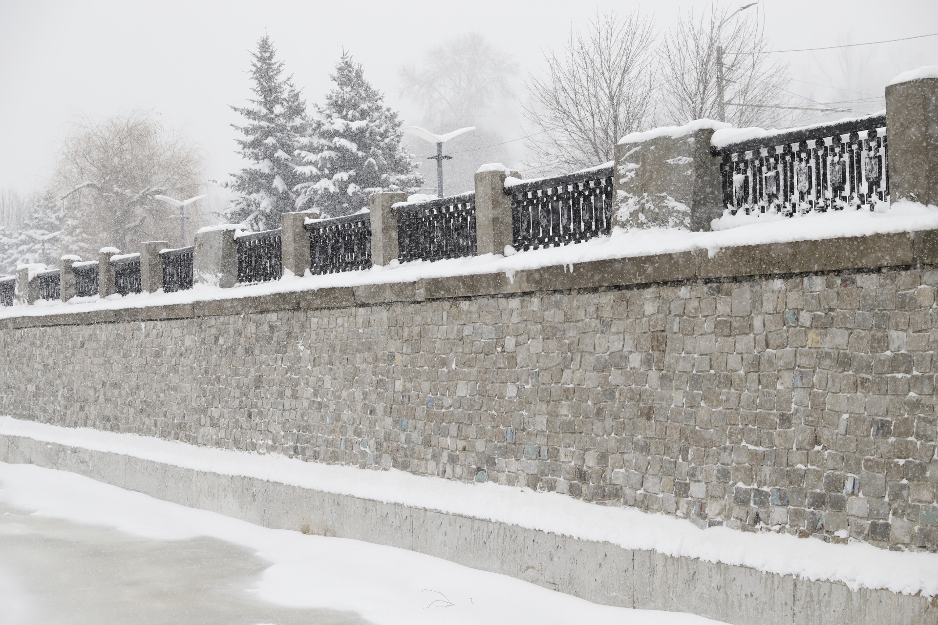 Отремонтированная подпорная стенка с ограждением на Сичеславской Набережной.