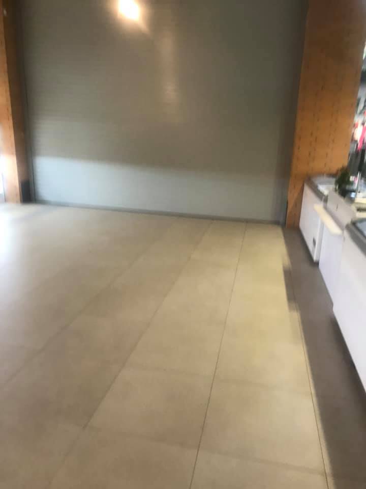 Опустились роллеты в ТРЦ "Вавилон"/ фото: fb Елены Барбаяновой