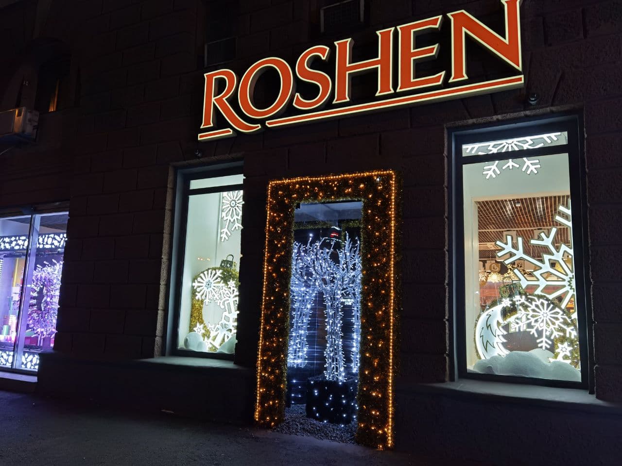 Магазин "Рошен" рядом с площадь Героев Майдана/ фото: Светлана Юрченко