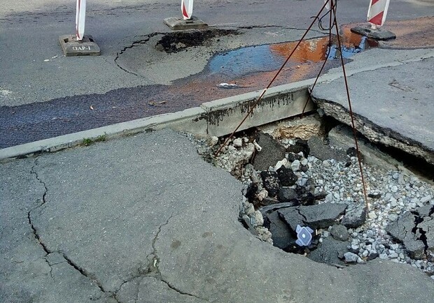 На Шевченко разрушается дорога/ фото: Игорь Гончаренко