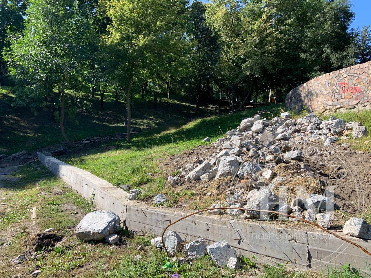 Разрытые склоны в парке Зеленый Гай/ фото: НМ