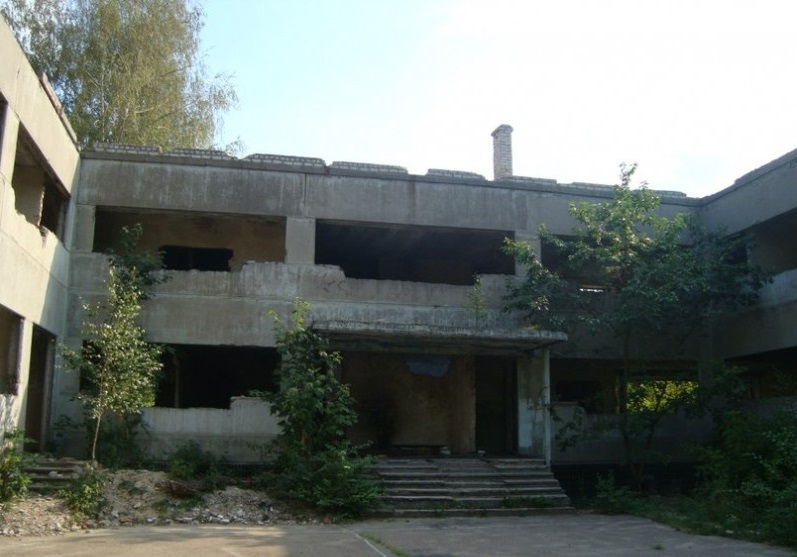 Вход в покинутый садик на Янтарной похож на пещеру/ фото: urban3p