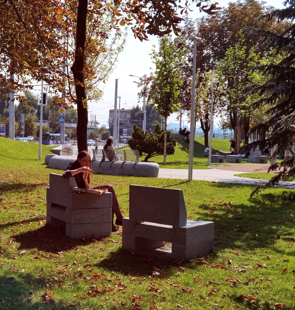 Уличная мебель в сквере на Слобожанском проспекте/ фото: Светлана Юрченко