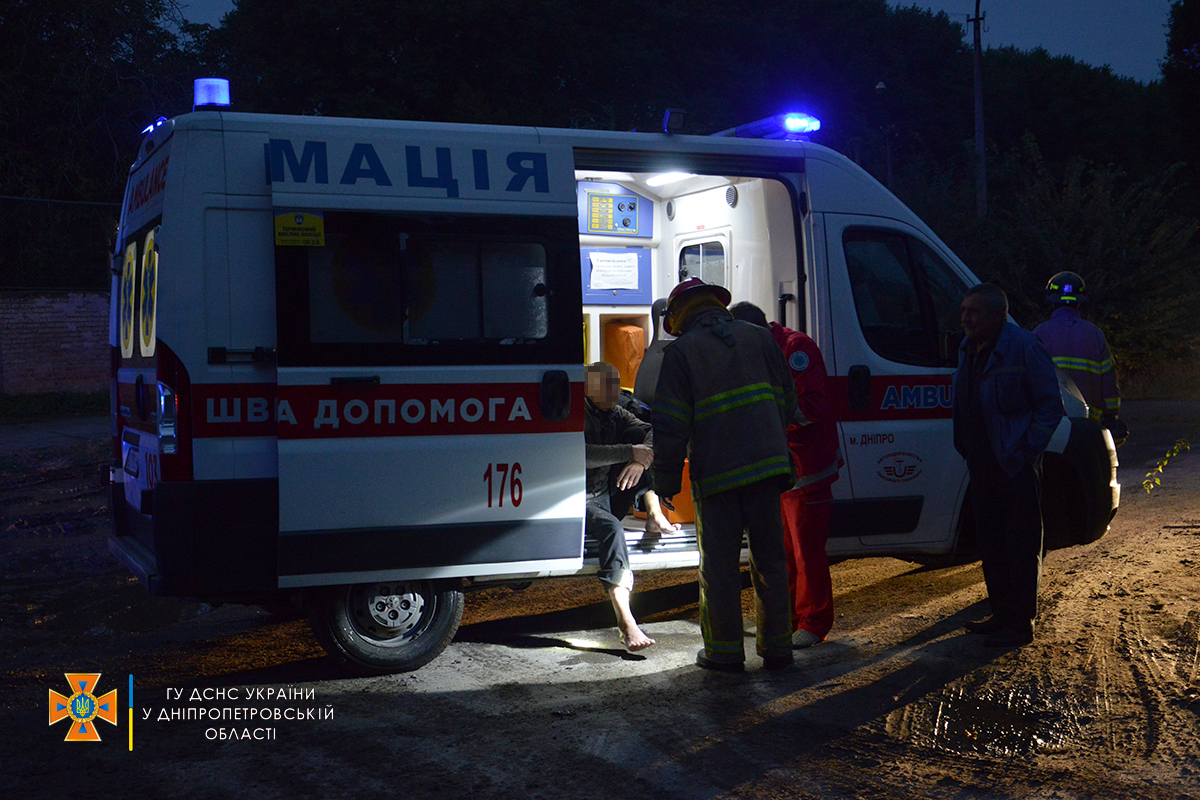 Медики "скорой" на улице Строителей/ фото: ГУ ГСЧС Днепропетровской области