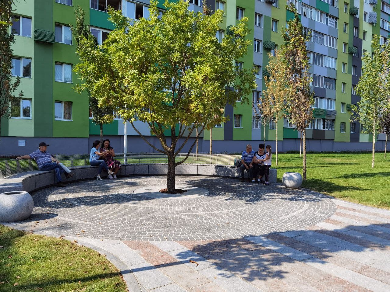 Уличная мебель в сквере на Слобожанском проспекте/ фото: Светлана Юрченко