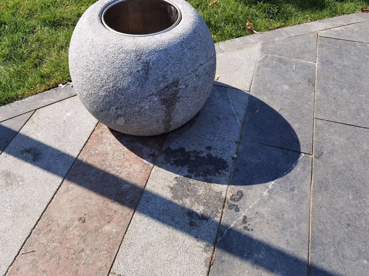 Уличная мебель в сквере на Слобожанском проспекте/ фото: Светлана Юрченко