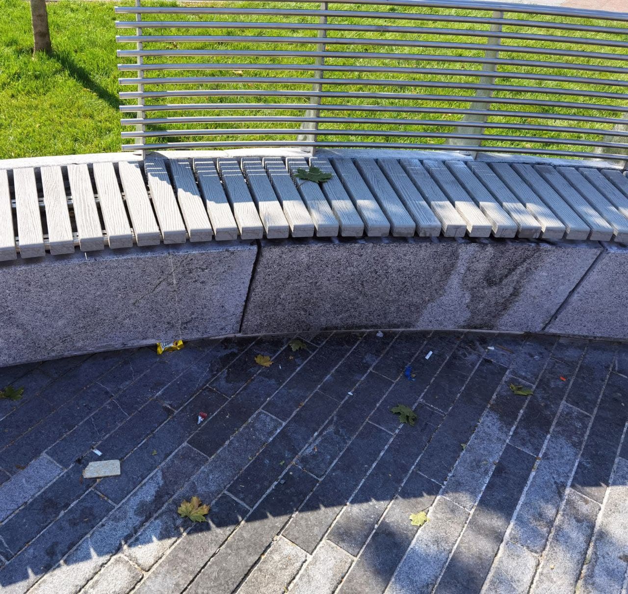 Уличная мебель в сквере на Слобожанском проспекте/ фото: Светлана Юрченко