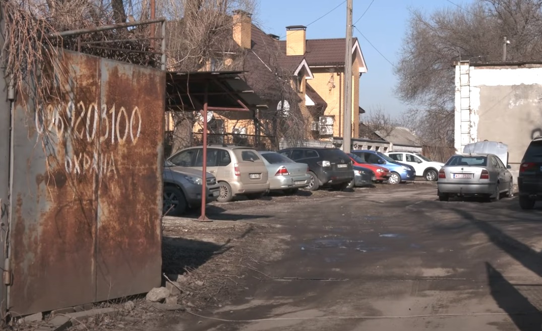 Ночная стоянка на Слобожанском в Днепре.