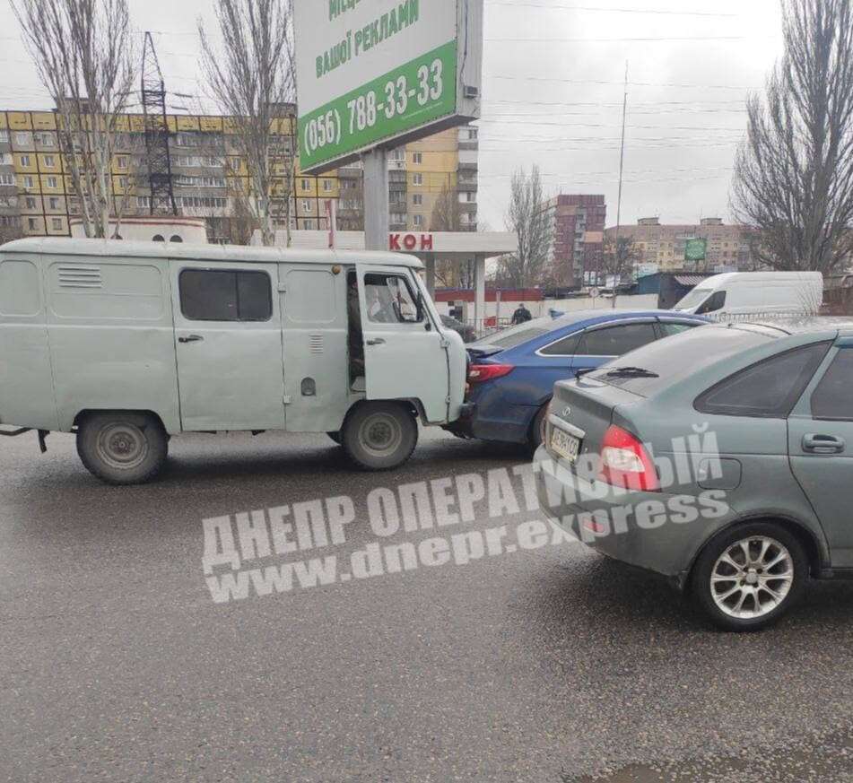УАЗ врезался в машину/ фото: Днепр Оперативный