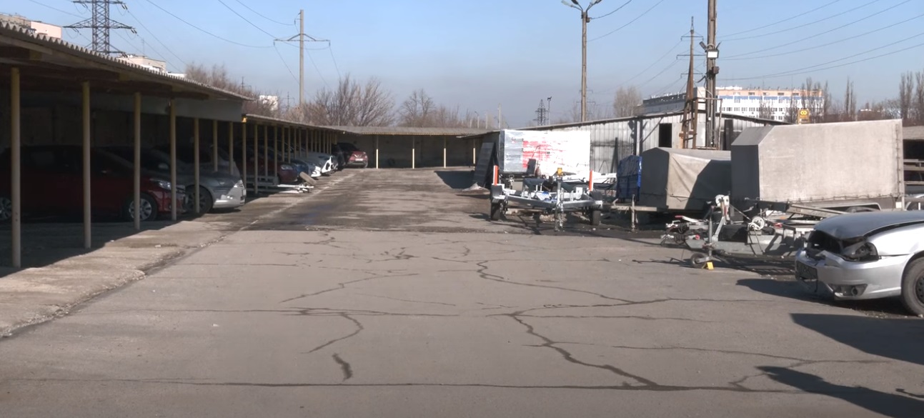 Ночная стоянка на Осенней в Днепре.