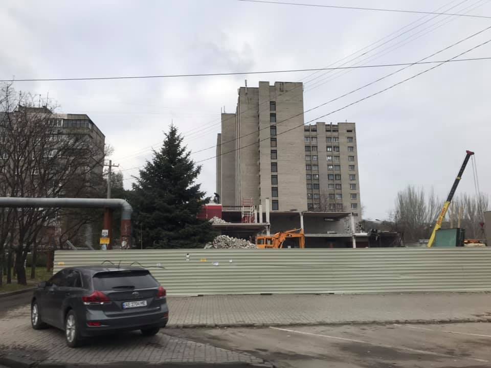 На Набережной Победы сносят "Эльдорадо"/ фото: fb BuilDnepr