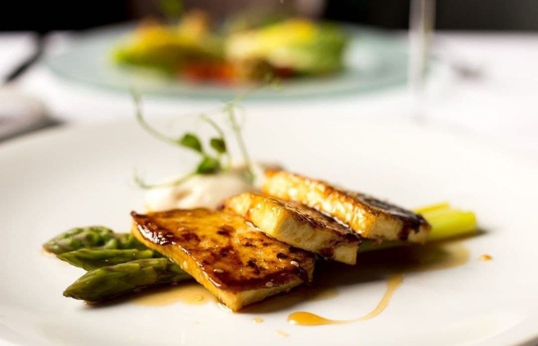 Сыр тофу со спаржей и медово-кунжутным соусом / фото: inst reporter_restaurant