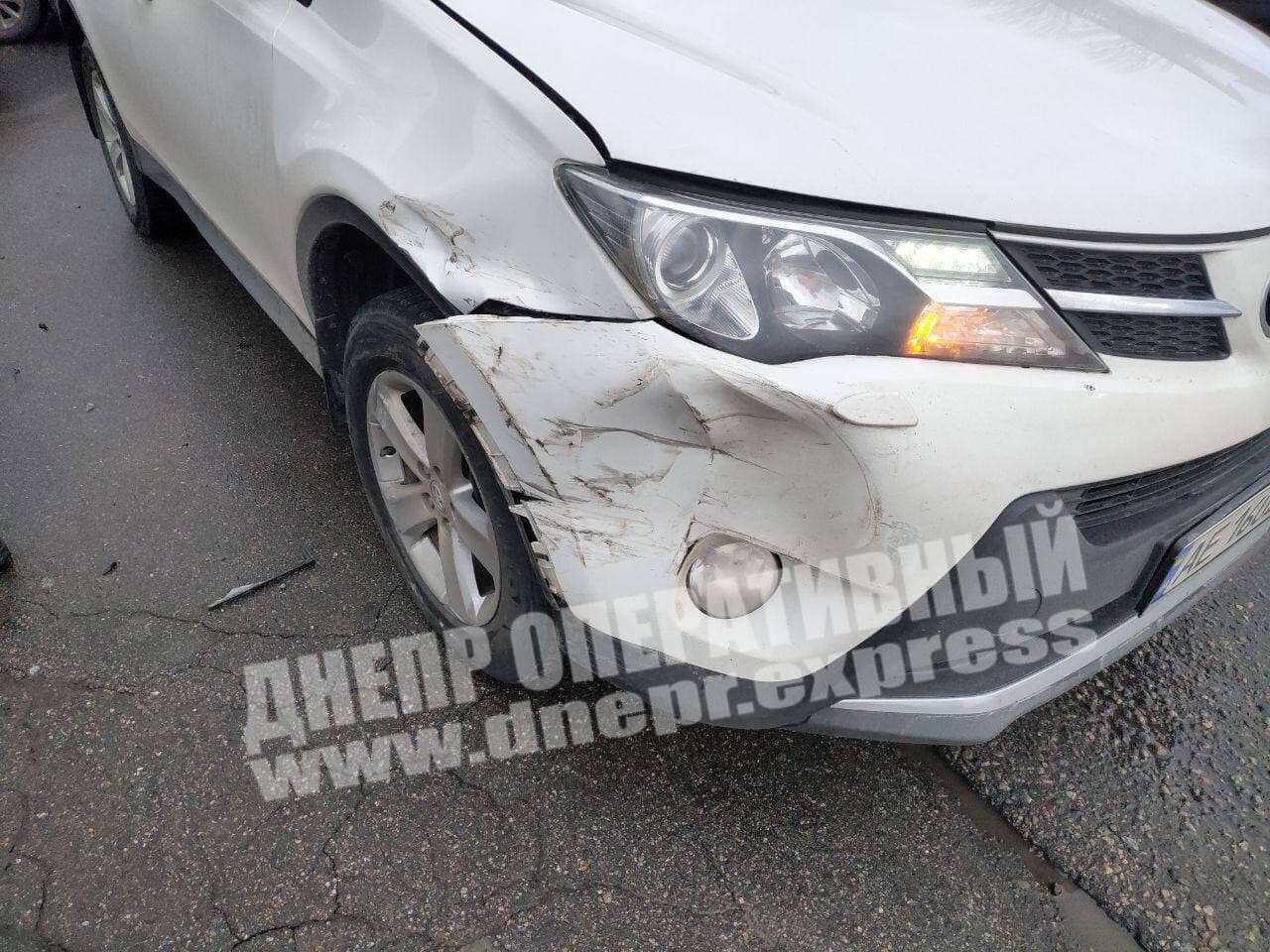 Повреждение "Тайоты"/ фото: Днепр Оперативный