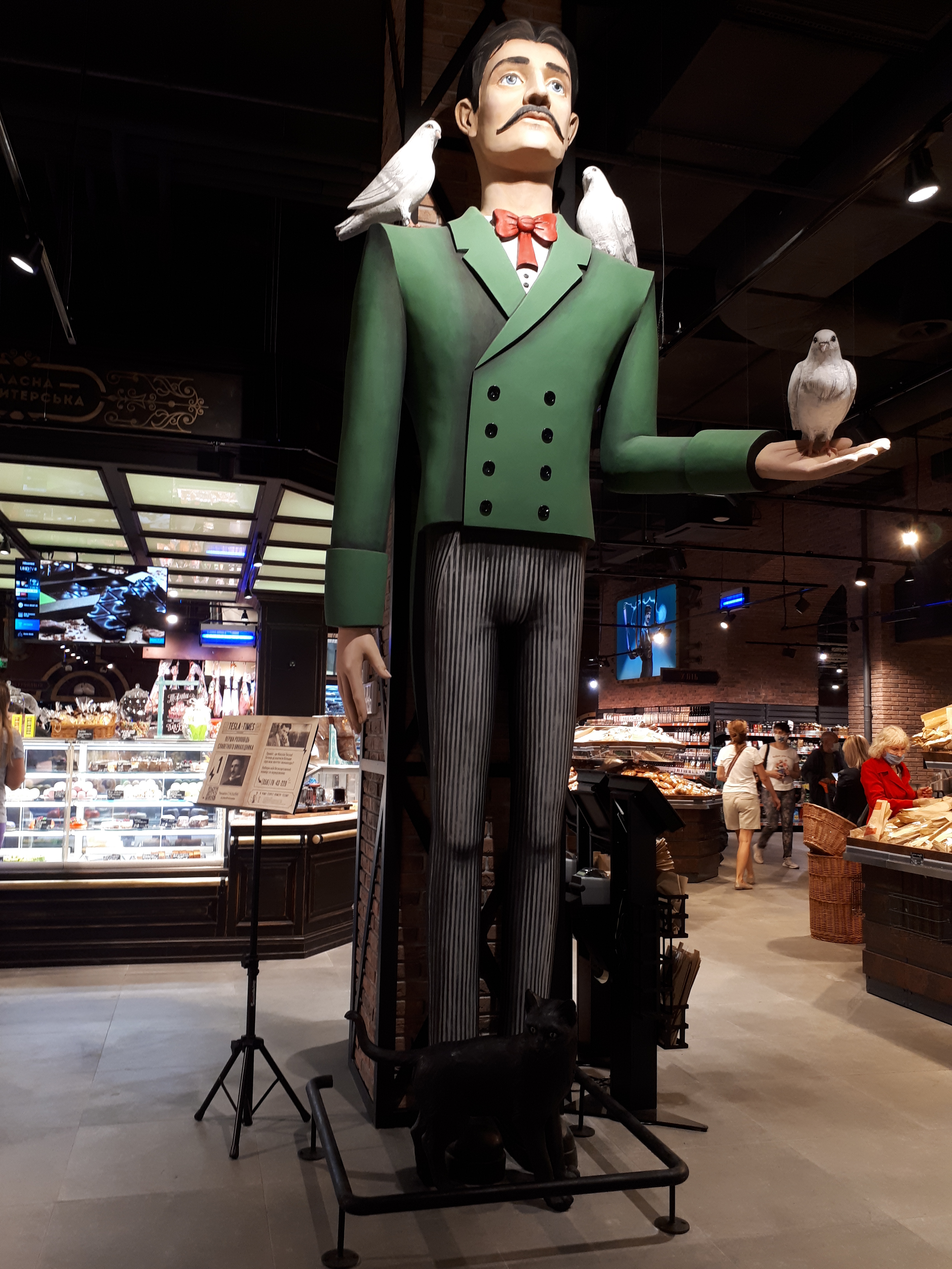 Скульптура Николы Теслы возле прилавка с конфетами/ фото: Светлана Юрченко