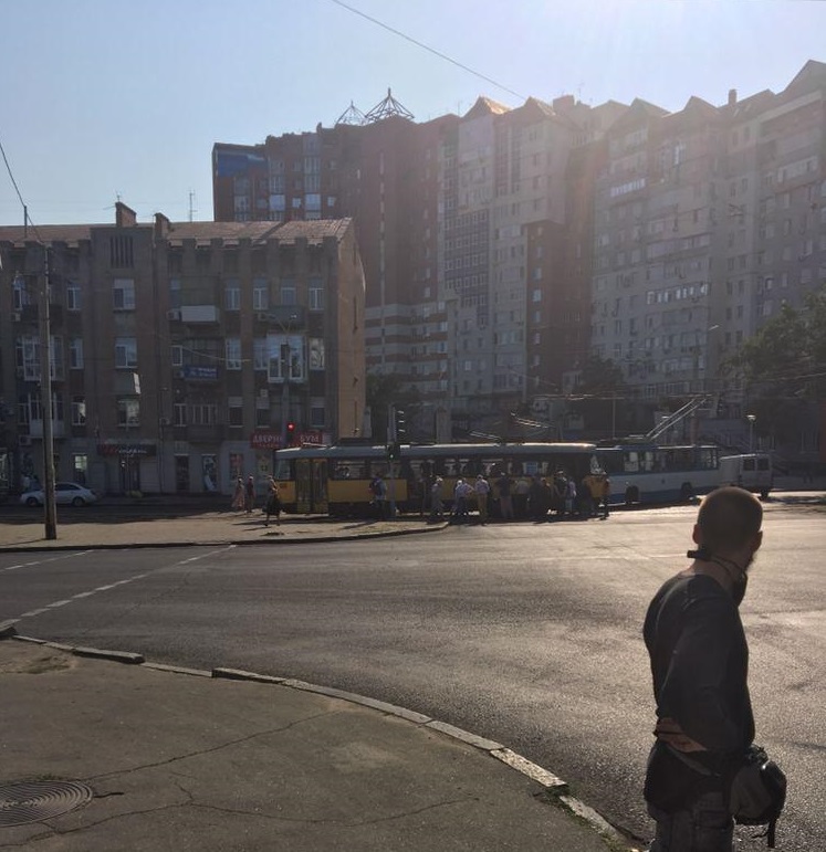 Пассажиры толкают трамвай №5/ фото: Артем Устинов