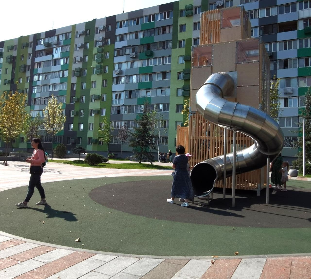 Двухэтажный домик с горкой в сквере на Слобожанском проспекте/ фото: Светлана Юрченко