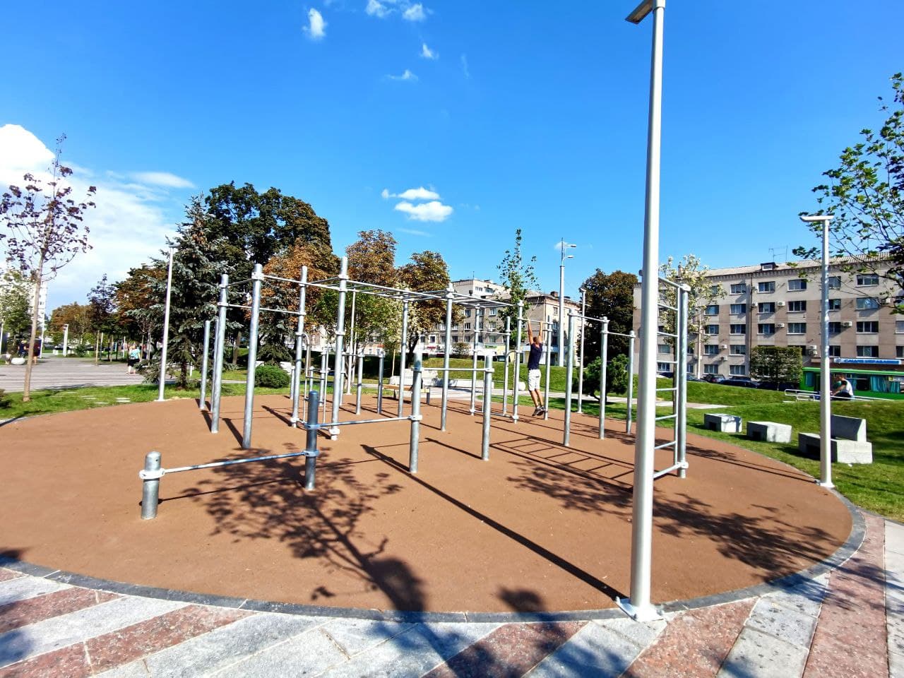 Турники в сквере на Слобожанском проспекте/ фото: Светлана Юрченко