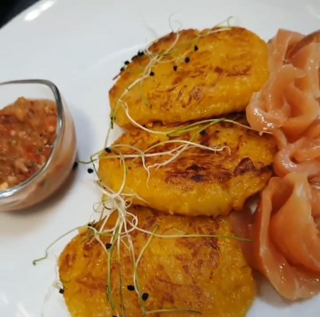 Постные тыквенные оладьи с лососем и соусом сальса/ фото: inst arizona_foodbar_dp