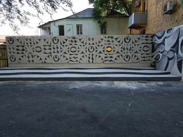 Фигурная стена с золотой рыбкой в Днепре / фото: gorod.dp.ua