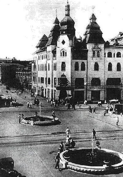 Исчезнувший фонтан с фигурками детей возле отеля "Украина"/ фото: youtube Vital Way