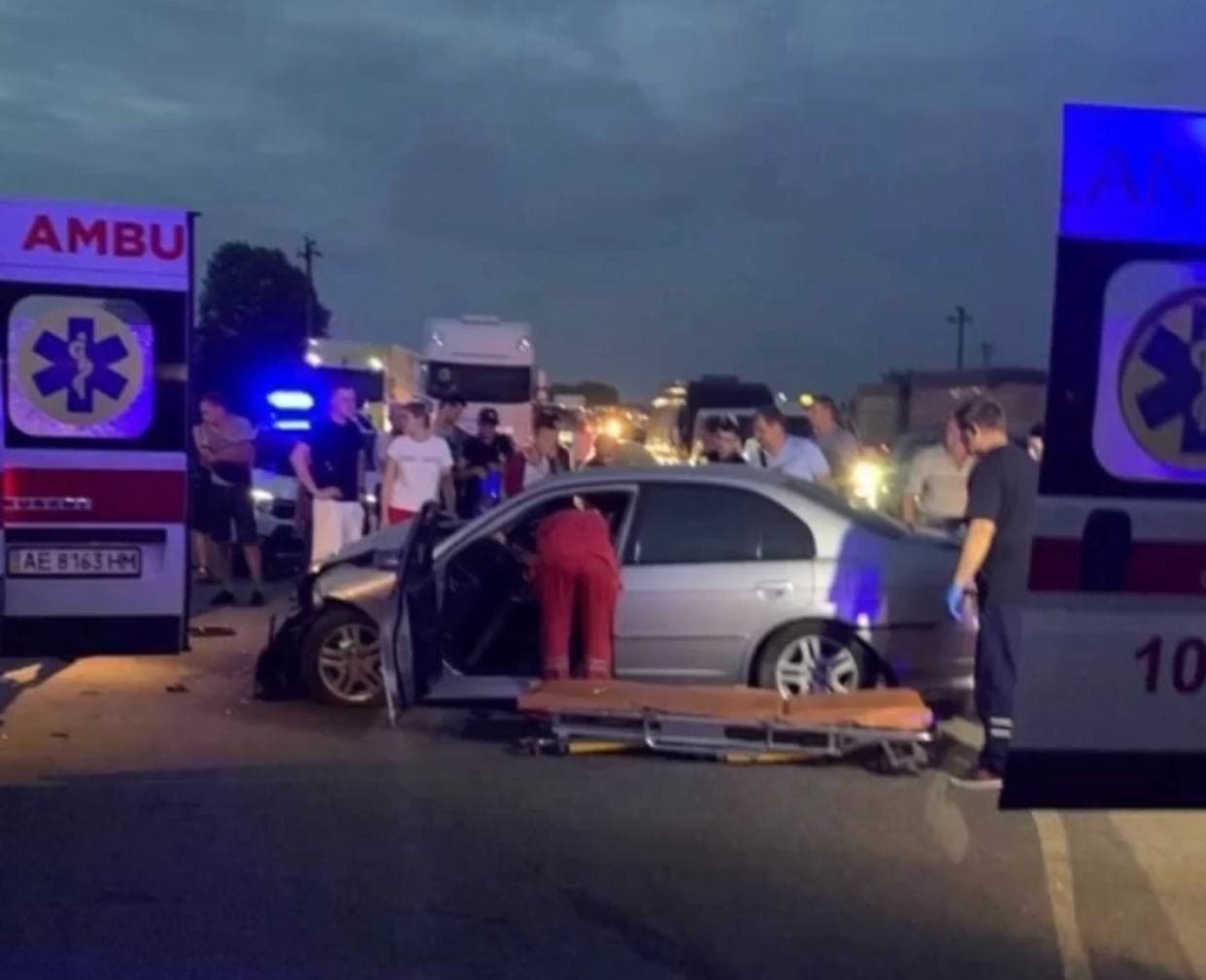 Медики осматривают людей, которые находятся в "Хонде"/ фото: Днепр Оперативный