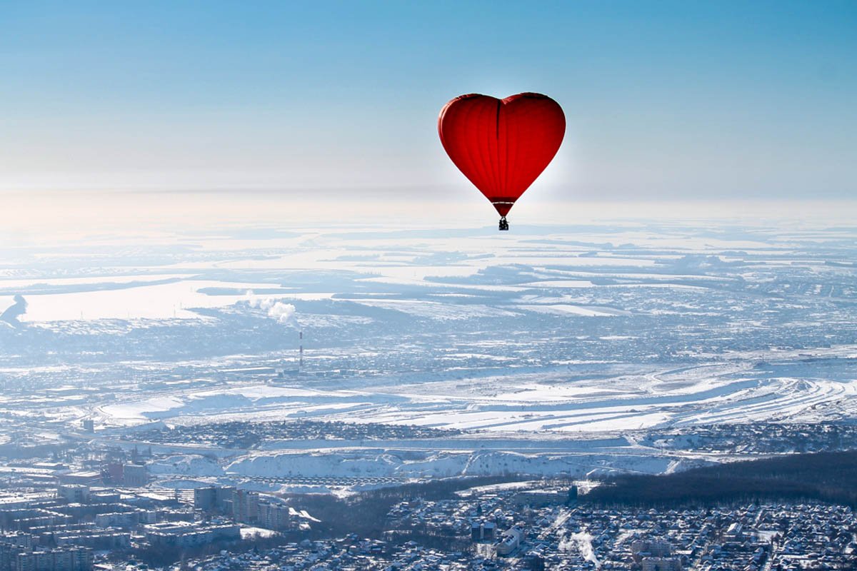 Полет на воздушном шаре-сердце в Днепре.