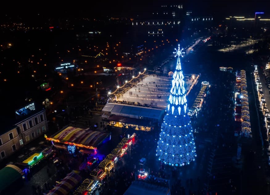 Ели в городе фото