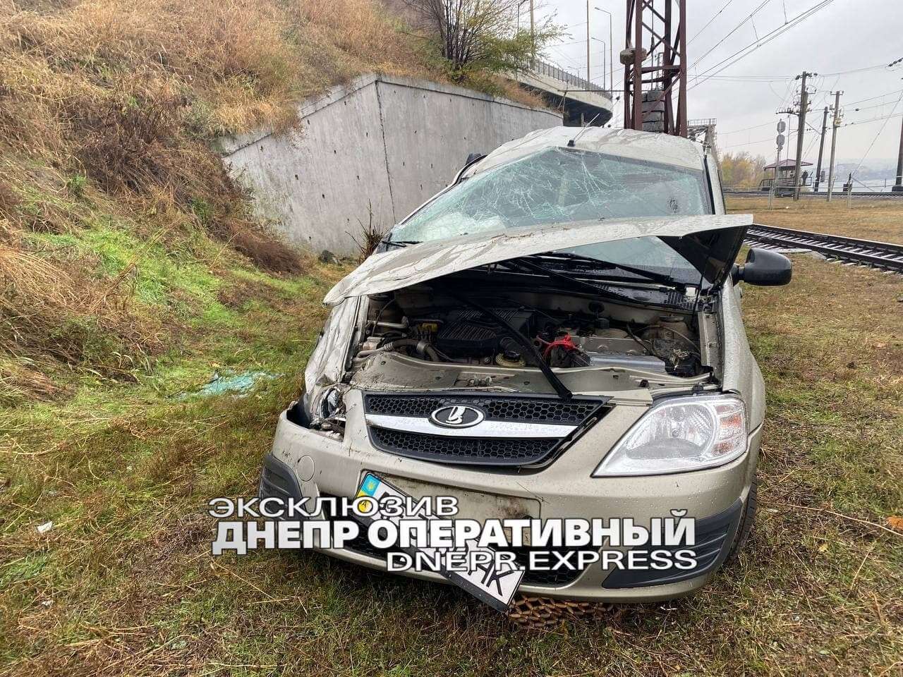 В Днепре на Амурском мосту Lada снесла ограждение и вылетела в кювет/ фото: Днепр Оперативный
