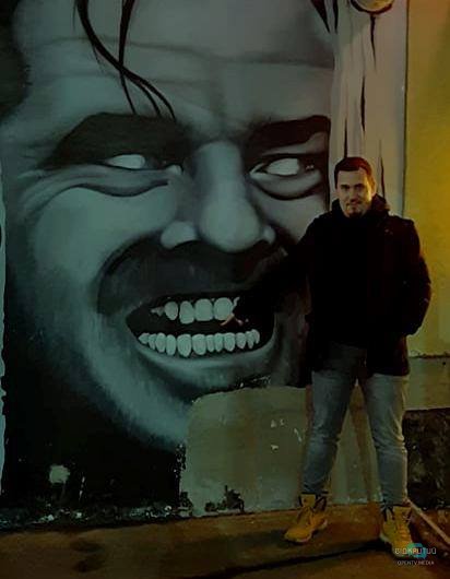 Мурал со сценой из "Сияния" (актер Джек Николсон, герой Джек Торренс) в Днепре.