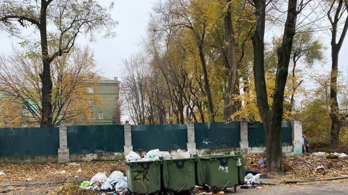 На правом берегу Днепра люди нашли шкуры, которые содрали с тел собак/ фото: НМ