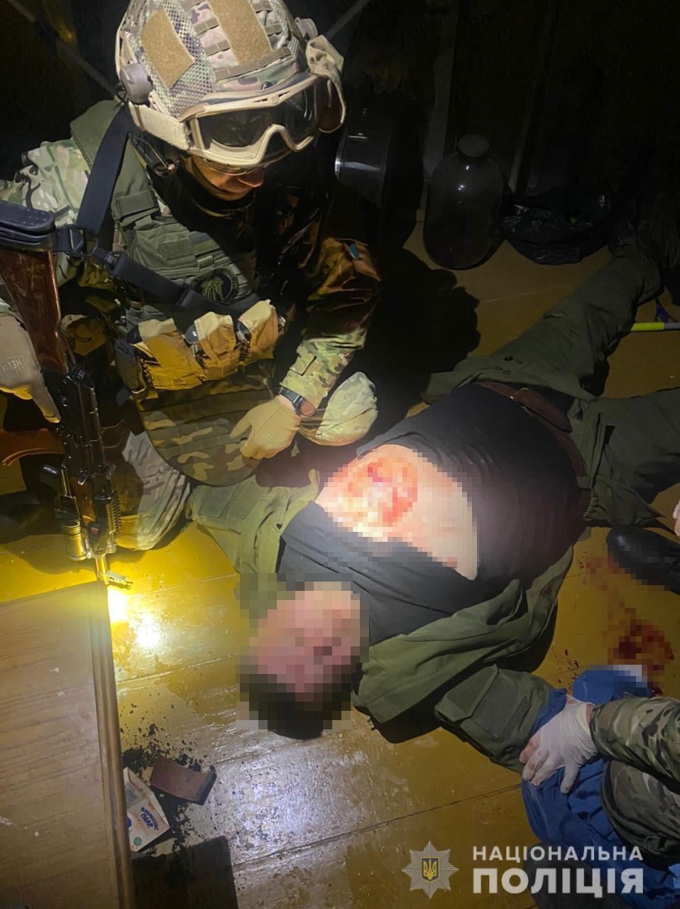 Мужчина, который пырнул себя ножом в область груди.