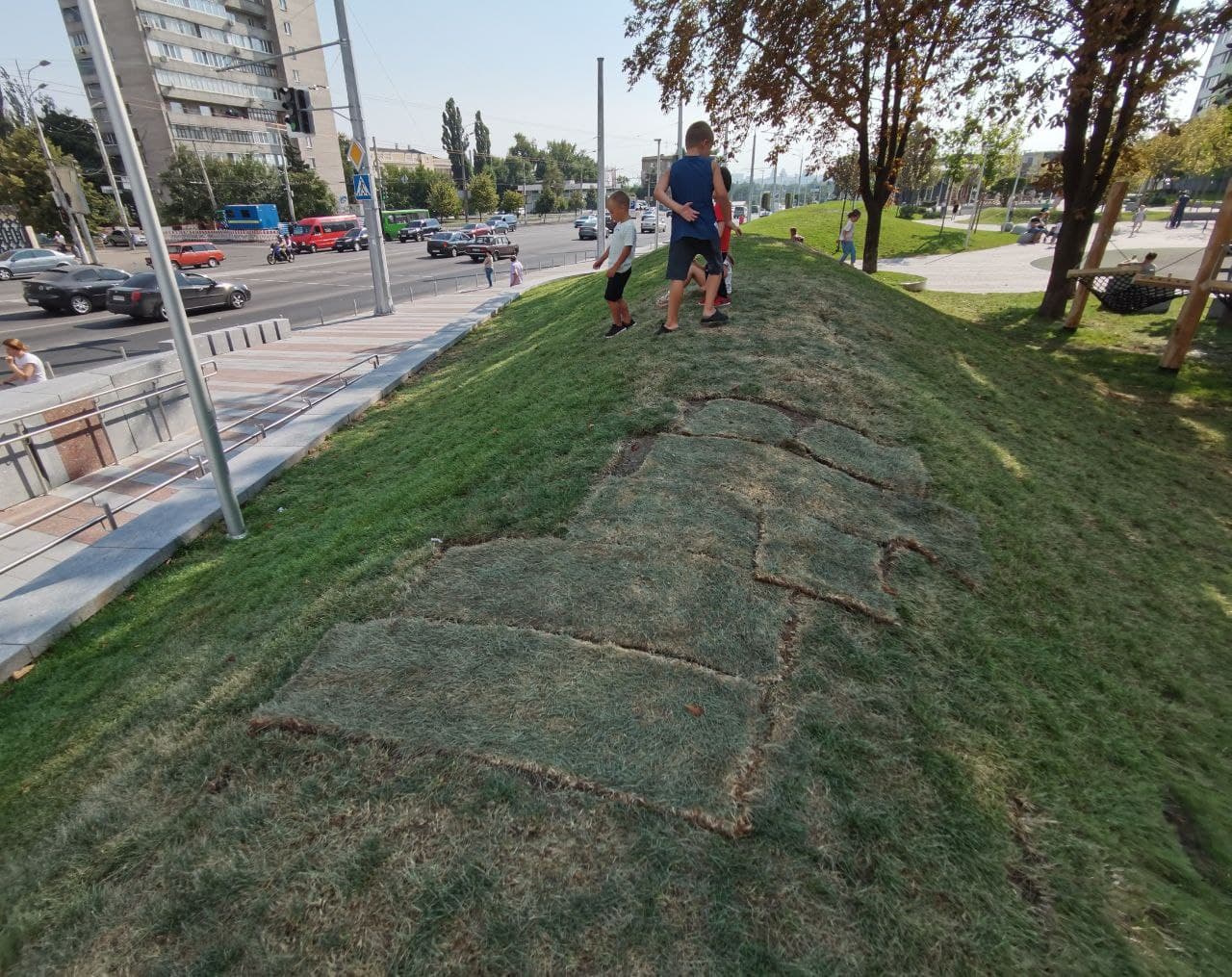 Восстановили газон в Слобожанском сквере в Днепре/ фото: Светлана Юрченко
