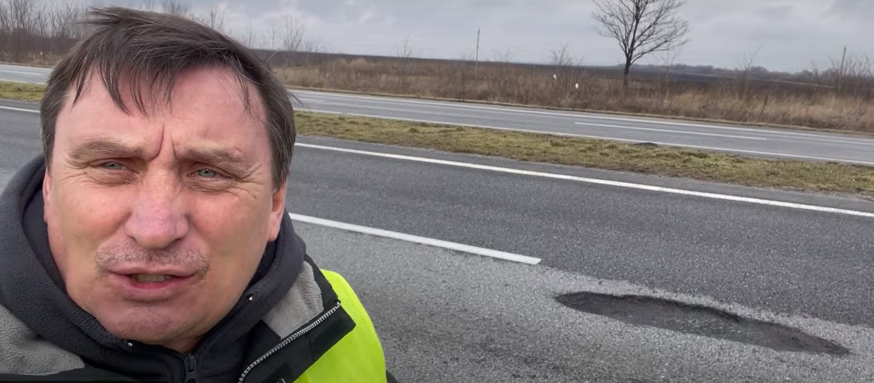 Яма на трассе Днепр-Запорожье/ фото: youtube Контроль на дорогах с МС Днепр