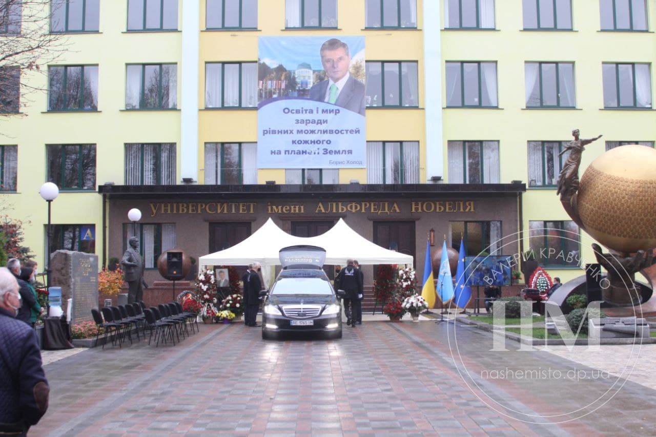 В Днепре сотни людей попрощались с основателем Университета имени Альфреда Нобеля/ фото: НМ 