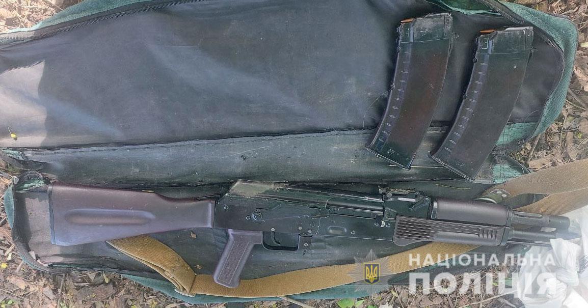 Также изъяли оружие – || фото: dp.npu.gov.ua