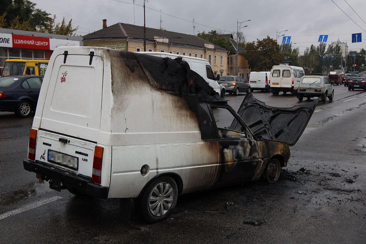 Уцелел только багажник / фото: ГСЧС