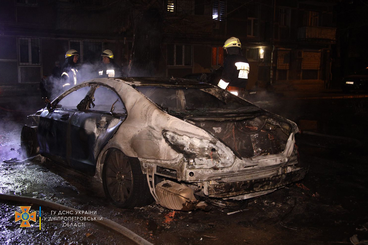 В Днепре подожгли автомобиль  - || фото: dp.dsns.gov.ua