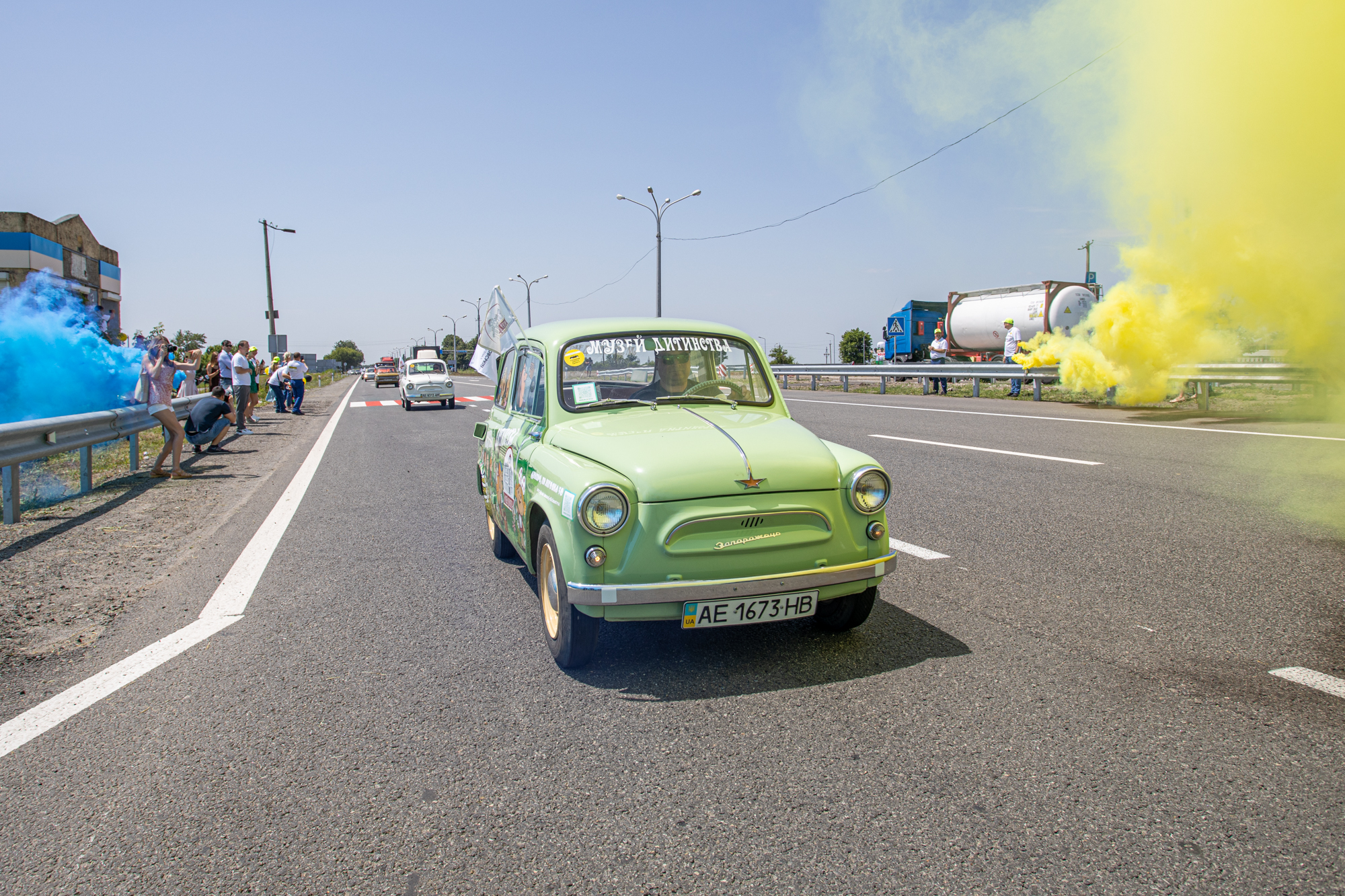 Погоняли: десятки ретро-машин проверили качество новой трассы на Днепропетровщине фото 5 4