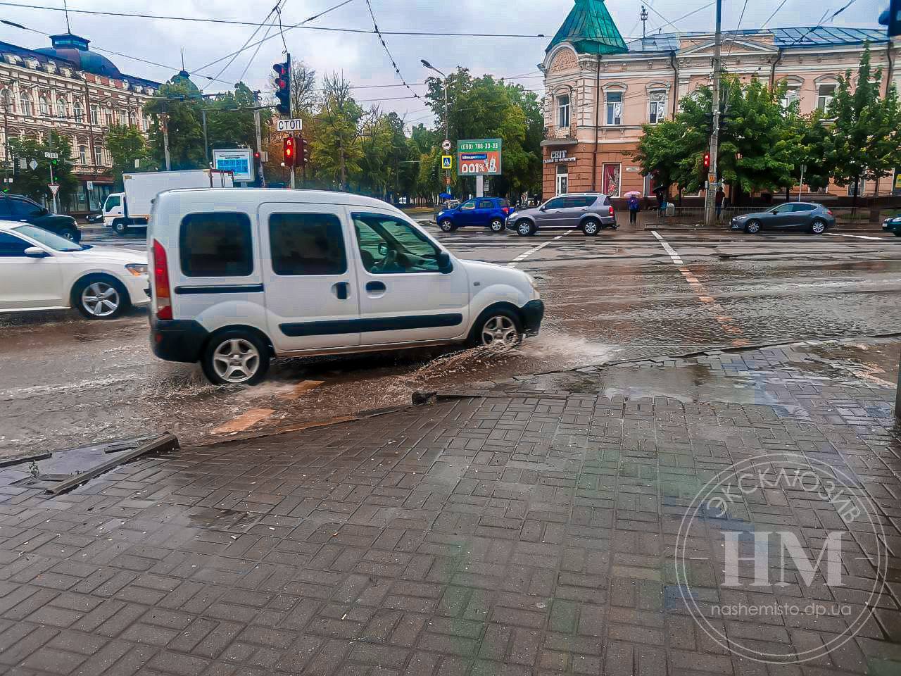 Лужи на дорогах - фото: nashemisto.dp.ua