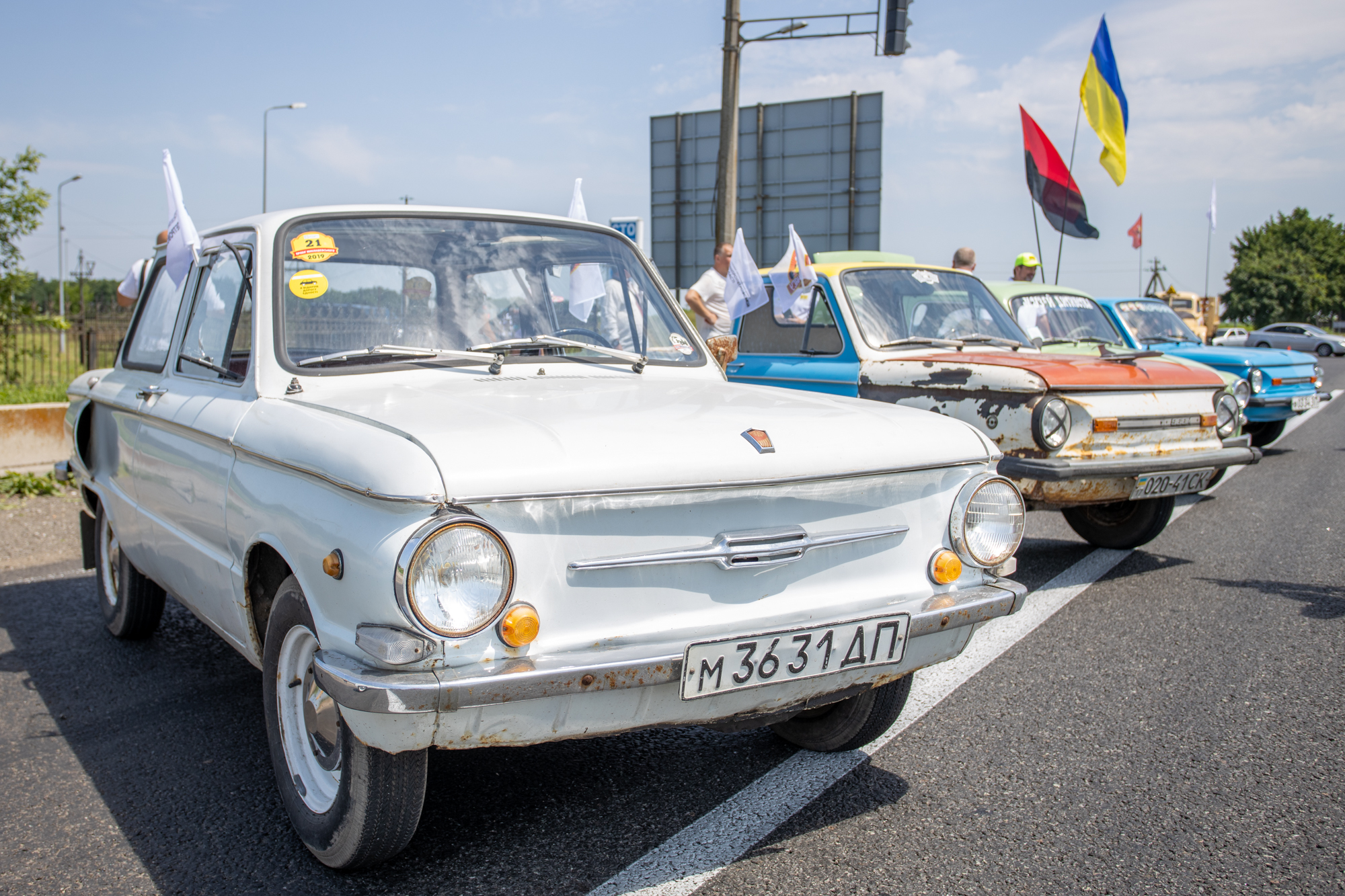 Погоняли: десятки ретро-машин проверили качество новой трассы на Днепропетровщине фото 6 5
