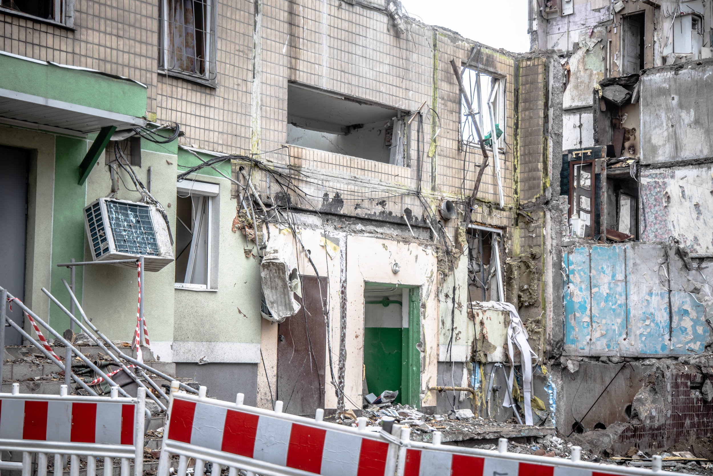 У Дніпрі місцеві жителі намагаються забрати речі зі зруйнованих квартир - || фото: adm.dp.gov.ua