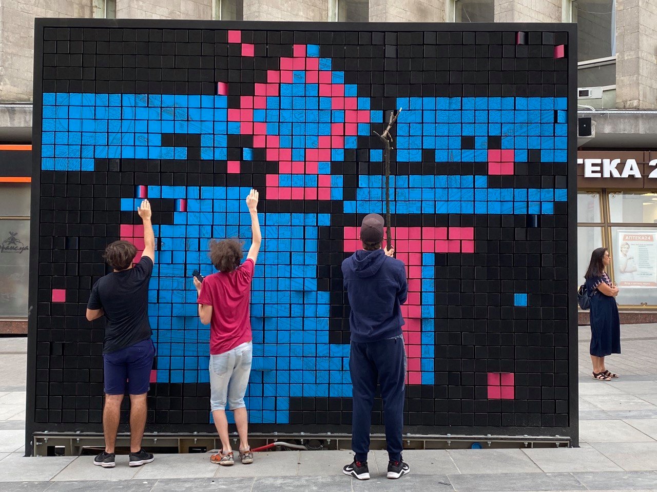 Горожане с радостью складывают новые рисунки / фото: fb Сергей Белый